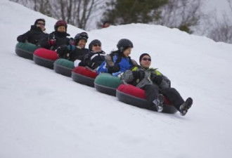 加拿大冬季新玩法！坐在轮胎上滑雪