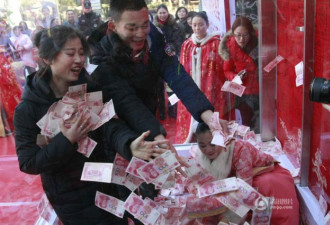 杭州景区给游客发年终奖 大钞满天飞