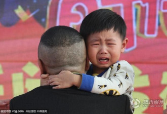 潘长江带2岁外孙登台 被吓得眼泪直流