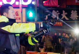 香港旺角冲突：民众纵火 警方遭围攻