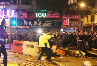 香港旺角冲突：民众纵火 警方遭围攻