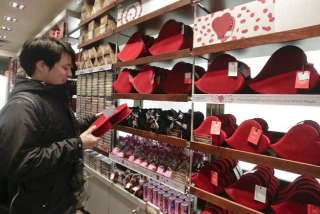市民在糖果店内观看各式各样的情人节产品。(新华社)