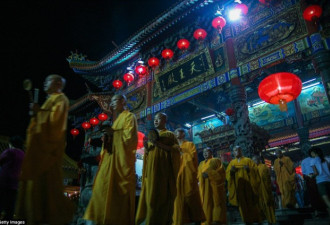 外媒镜头：全球各地欢庆中国猴年春节