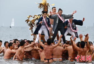 日本冬日成人祭典 众人赤身抬神龛入海