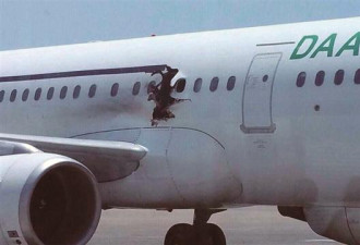 恐怖分子炸开客机机舱 自己掉了出去