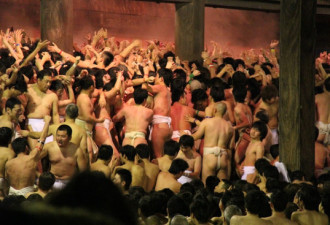 日本&quot;裸体祭&quot; 9千人裸身肉搏为争小木棒