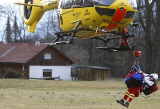 德国客运列车相撞 至少8人死150人伤