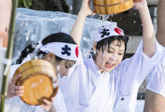 日本民众半裸参加冰浴仪式 祈求好运