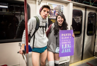 周末世界无裤日 多伦多地铁里的“风景”