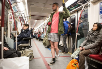 周末世界无裤日 多伦多地铁里的“风景”