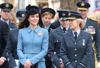 凯特王妃访海军学校 与女军官拼气场