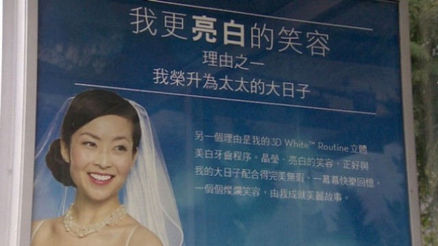 全��文的广告在列治文十分普遍,不过市府表示未来候车��广告必须有一半是英文。(CBC)