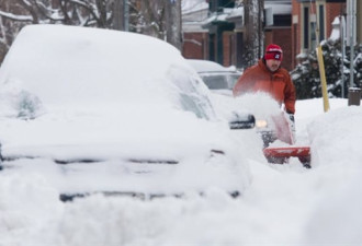 渥太华降雪创记录 风雪超人为人解困