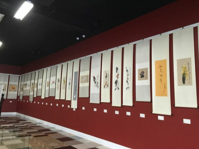 据悉，开幕式结束后，当大家都在展厅内欣赏倪萍画作时，当场就有十几幅��画被当地书画爱好者抢��到手。