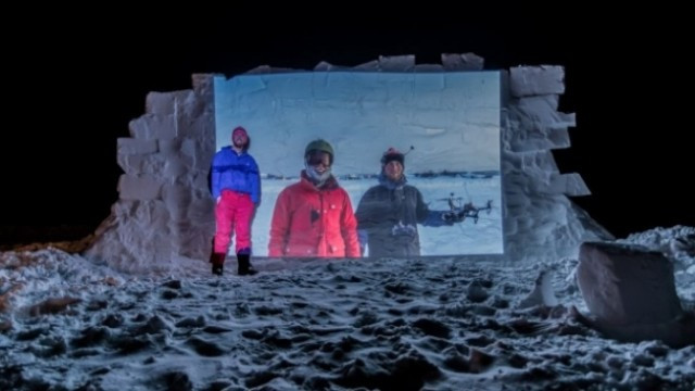瓦茂站在自己一手打造的雪地电影院前。(CBC)