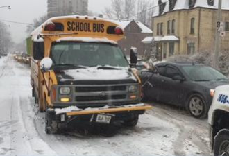 连绵飘雪路滑 市中心校巴与汽车相撞