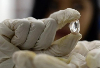 菲律宾拍卖前第一夫人珠宝 价值超1亿
