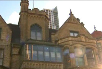 男子从市中心餐馆屋顶坠落 重伤命危