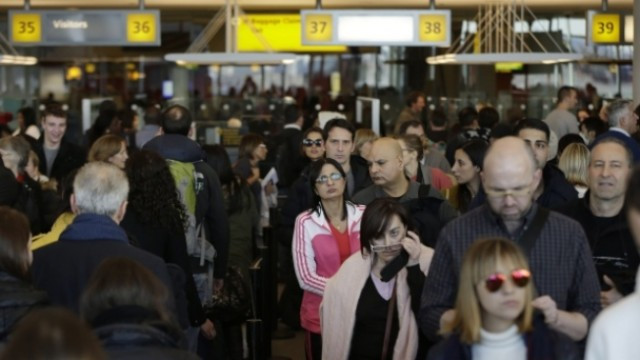 联邦政府宣布免��旅客可有6个月的放宽期。(CBC)