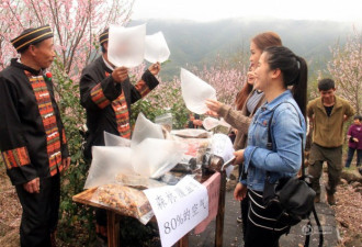 广东山里村民向游客卖空气 每袋十元