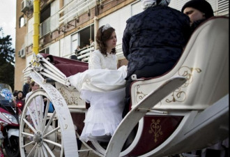 犹太传统婚礼新娘全程蒙面 几乎窒息
