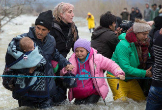 上千难民组人链欲入马其顿 已有3人溺亡