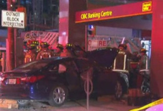 市中心2车相撞 行人及1名司机受伤