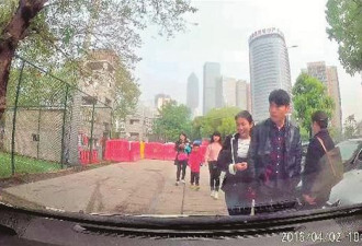 女子不慎弄丢婚戒，过路男女笑着捡走