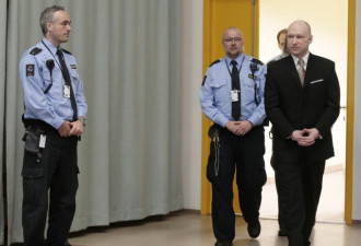 挪威杀人狂魔告政府 法庭上行纳粹礼