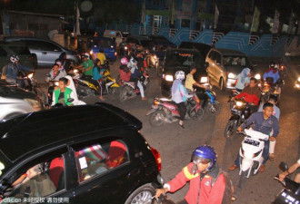 组图：印尼发生7.8级地震民众忙避难