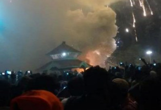 印度一寺庙发生大火 至少80死200伤