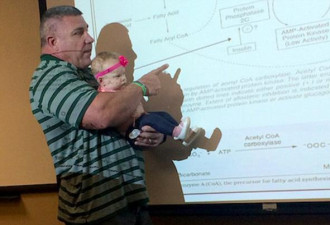 美国大学教授卖萌上课同时帮学生带娃