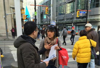 多伦多华人为声援梁警官上街发传单！