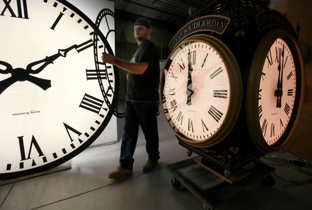 Daylight savings time clocks go back Ontario Daylight savings time clocks go back Ontario