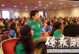 中国小留学生坐椅背上 令美学生侧目
