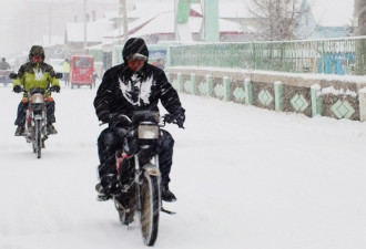 内蒙古四月遇暴雪 街头积雪深达30厘米