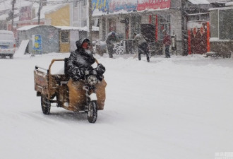 内蒙古四月遇暴雪 街头积雪深达30厘米