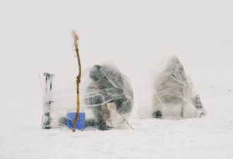 全球第二冷城市 渔民身裹塑料袋钓鱼