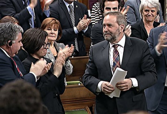 NDP领袖穆凯尔受到全体议员鼓掌欢迎