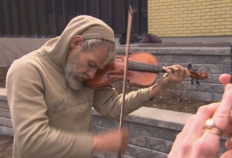 流浪汉获蒙特利尔都市乐团赠送小提琴