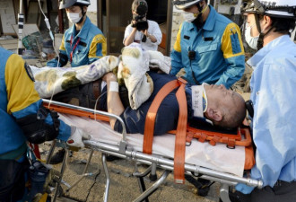日本居民裹报纸避地震 废墟救出婴儿