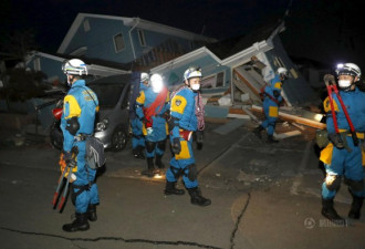 日本居民裹报纸避地震 废墟救出婴儿