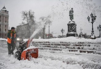 莫斯科遇80年来最大暴雪 六万人扫雪