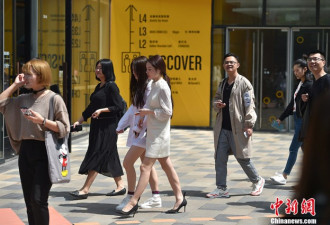 组图：北京突破30度 满街都是清凉女