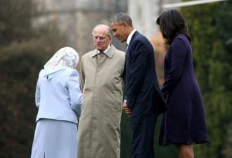 奥巴马夫妇与英女王同车 这么坐有讲究