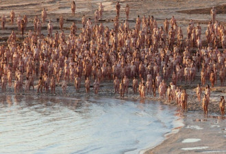 密恐慎入 英国赫尔河畔的裸体艺术节