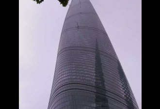 中国第一高楼76层幕墙玻璃掉落 致1人伤