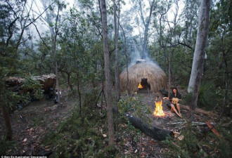 澳洲女子的野人生活 以蛇虫鼠蚁为食