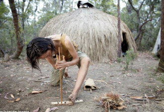 澳洲女子的野人生活 以蛇虫鼠蚁为食