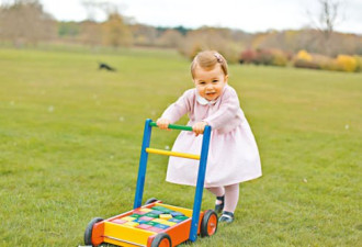 英王室小公主迎1周岁生日 公布最新萌照